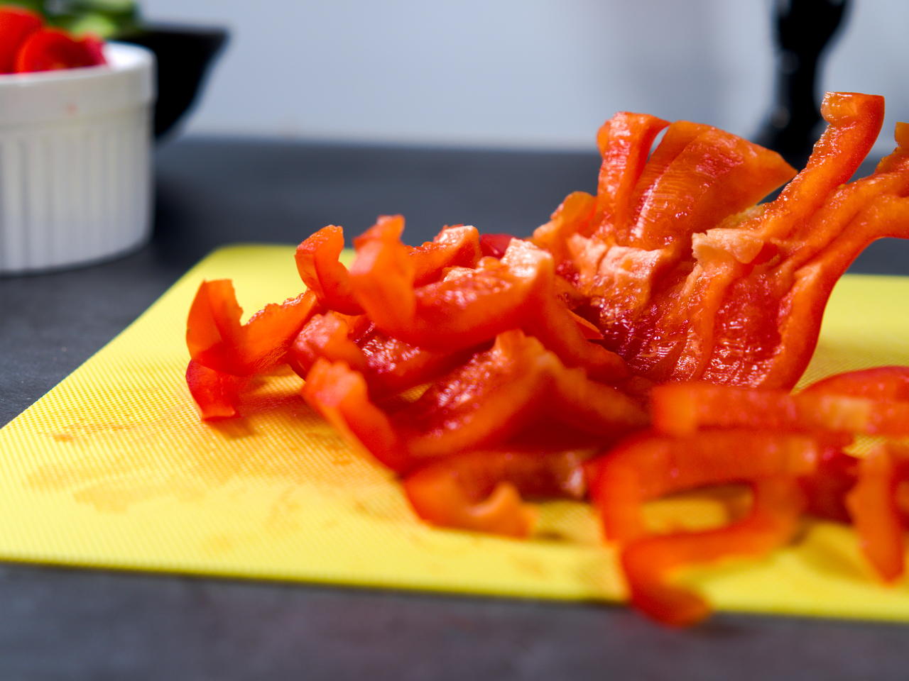 how-to-cut-bell-pepper-for-salad