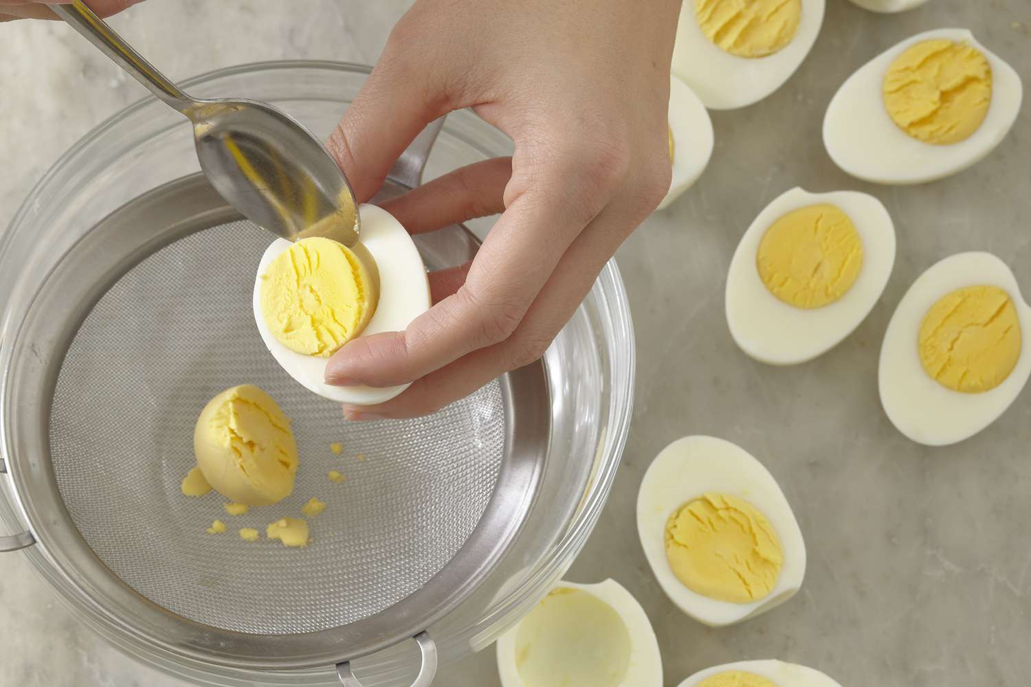 how-to-cut-boiled-eggs