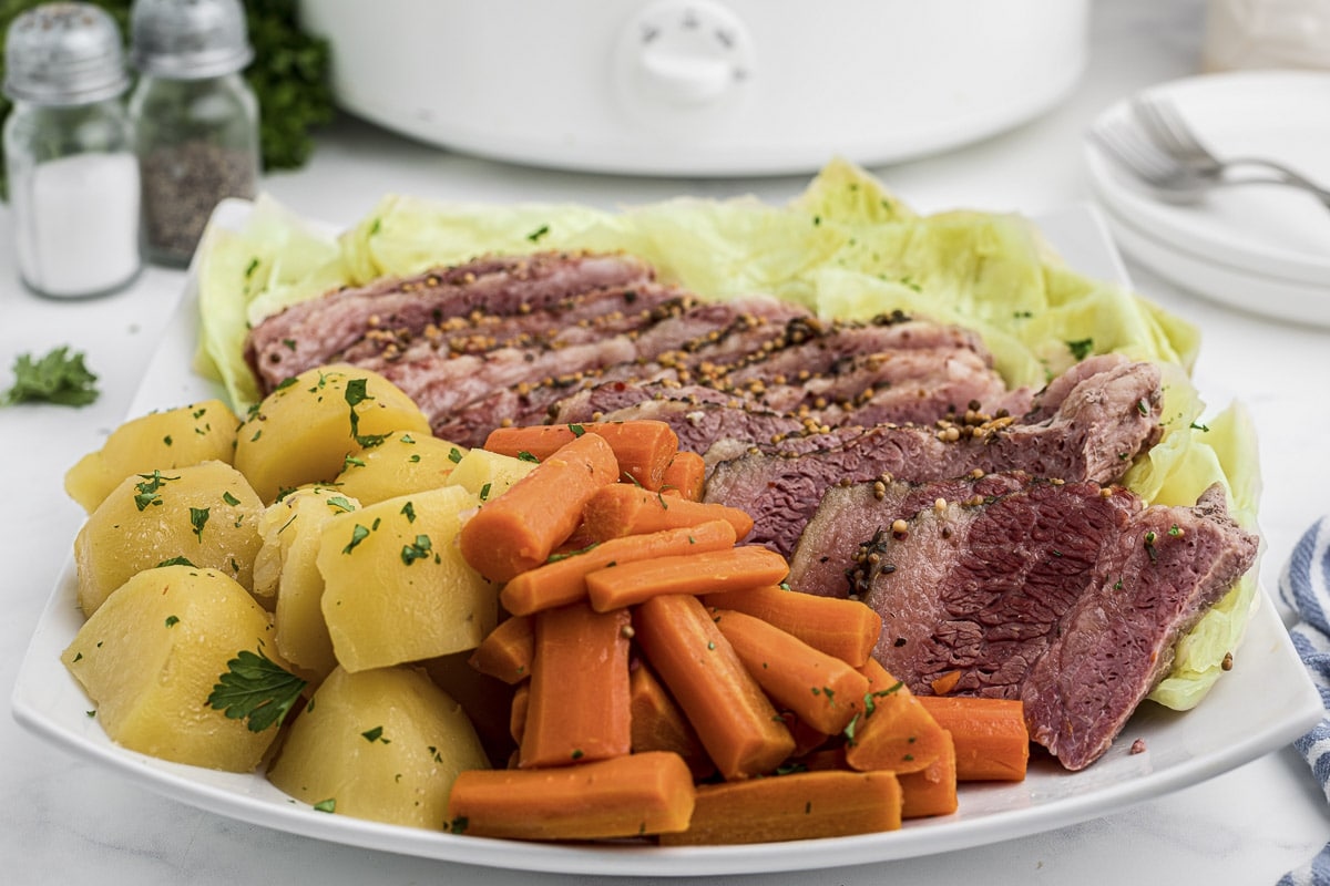 how-to-cut-cabbage-for-corned-beef-in-crock-pot