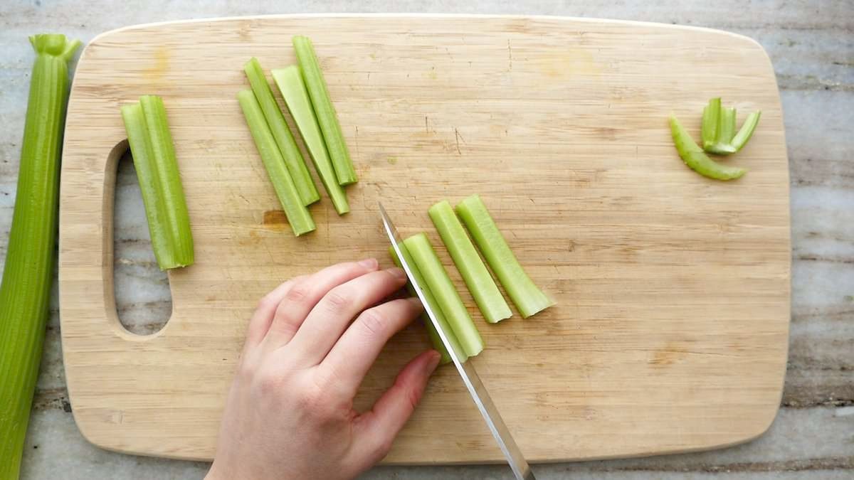 how-to-cut-celery-for-veggie-tray