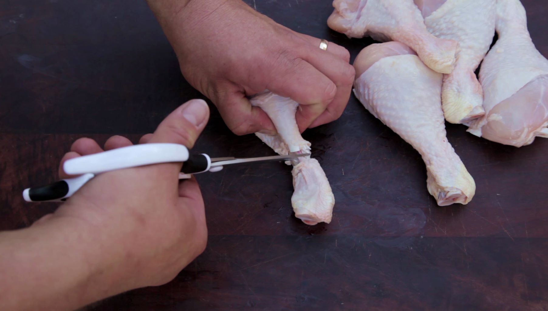 how-to-cut-chicken-legs-into-lollipops