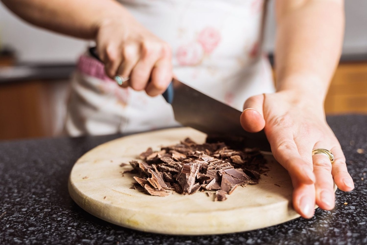 how-to-cut-chocolate-without-it-cracking