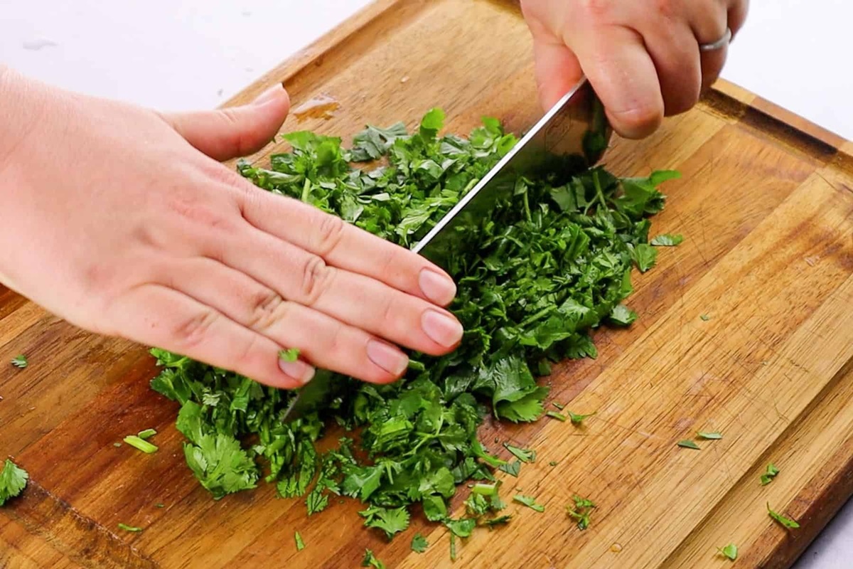 how-to-cut-cilantro-for-salsa