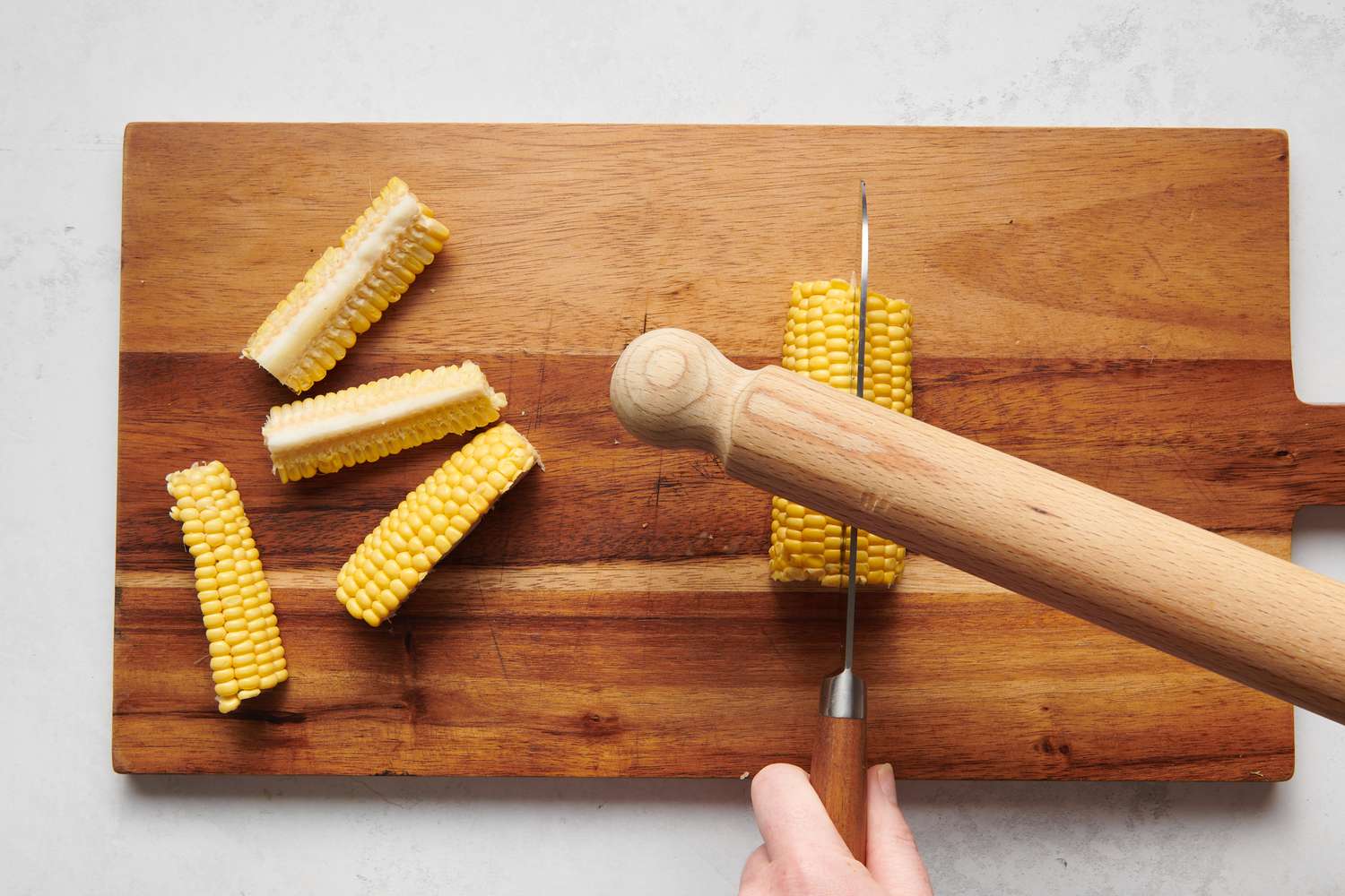 how-to-cut-corn-cobs-in-quarters