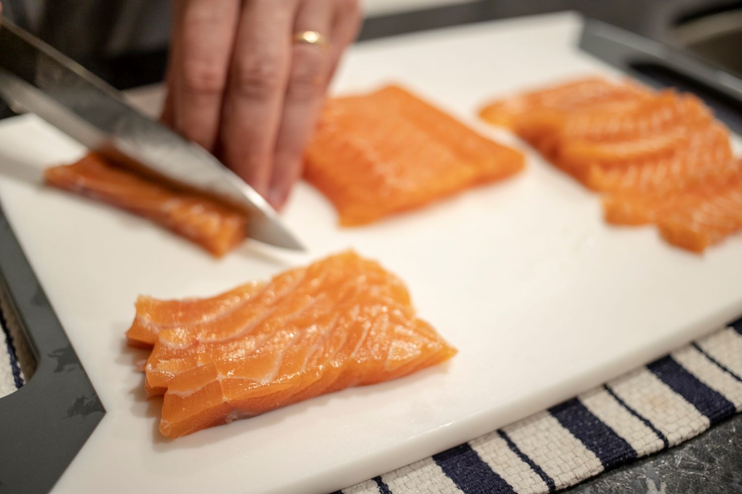 how-to-cut-fish-for-sushi-rolls