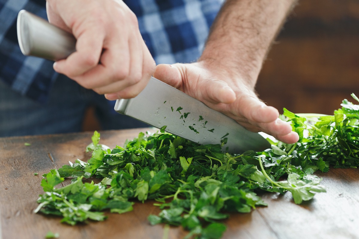 how-to-cut-italian-parsley