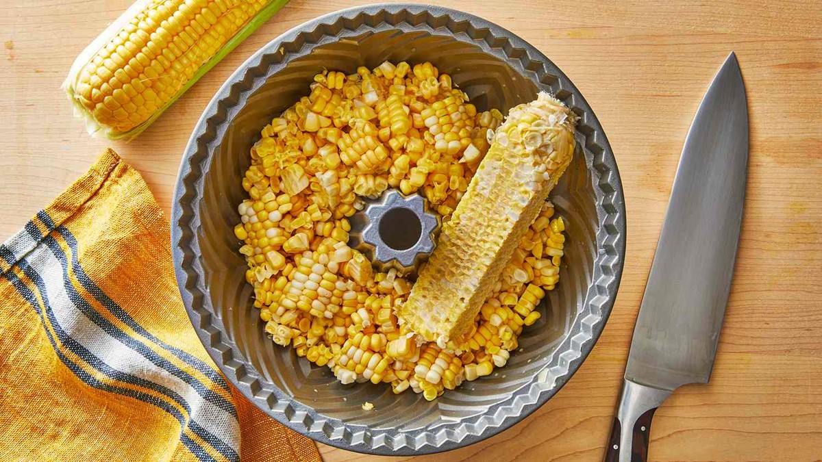 https://recipes.net/wp-content/uploads/2023/10/how-to-cut-kernels-off-cob-1698743966.jpg