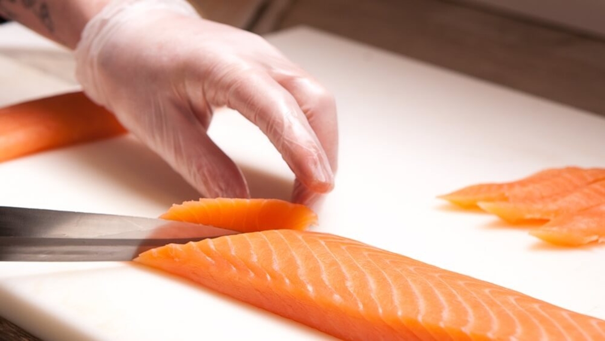 how to cut salmon for nigiri