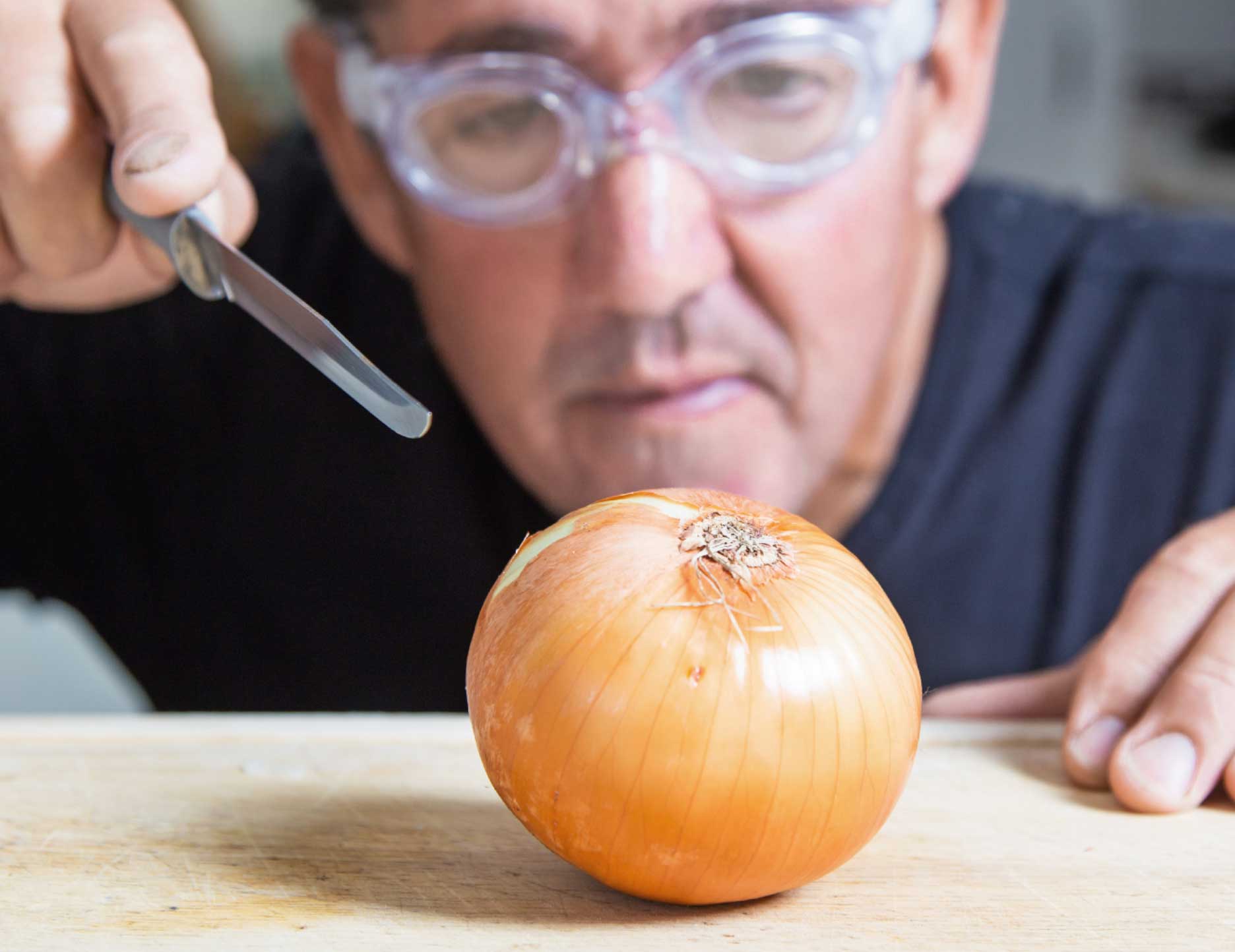 Onion cutting glasses against tear tearing