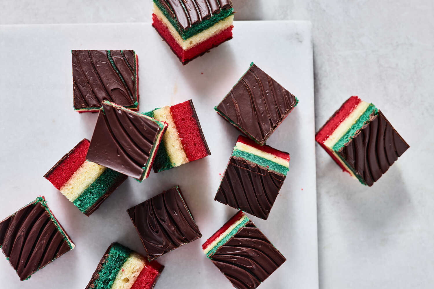 how-to-cut-rainbow-cookies-without-cracking-chocolate