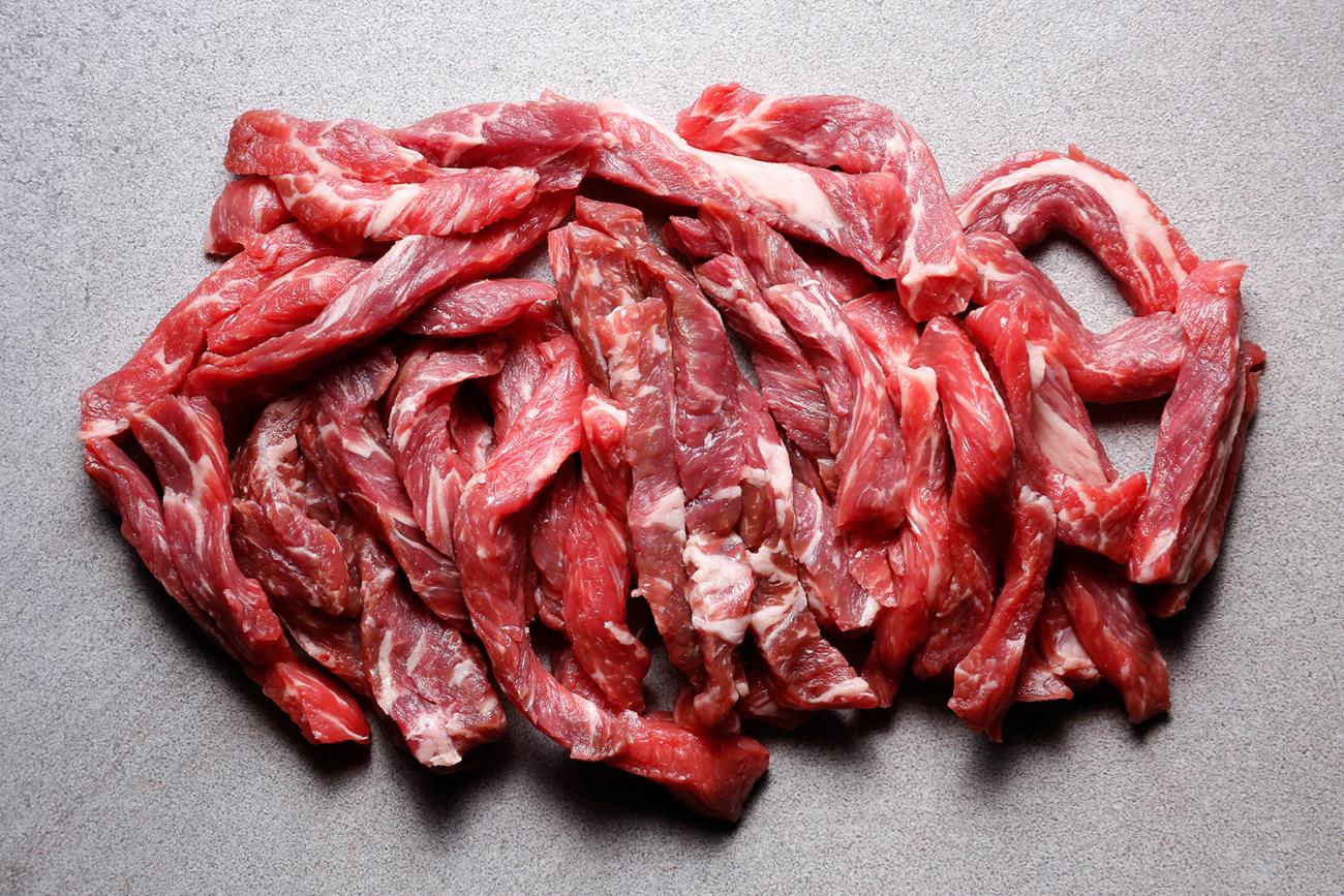 how-to-cut-raw-steak-into-strips