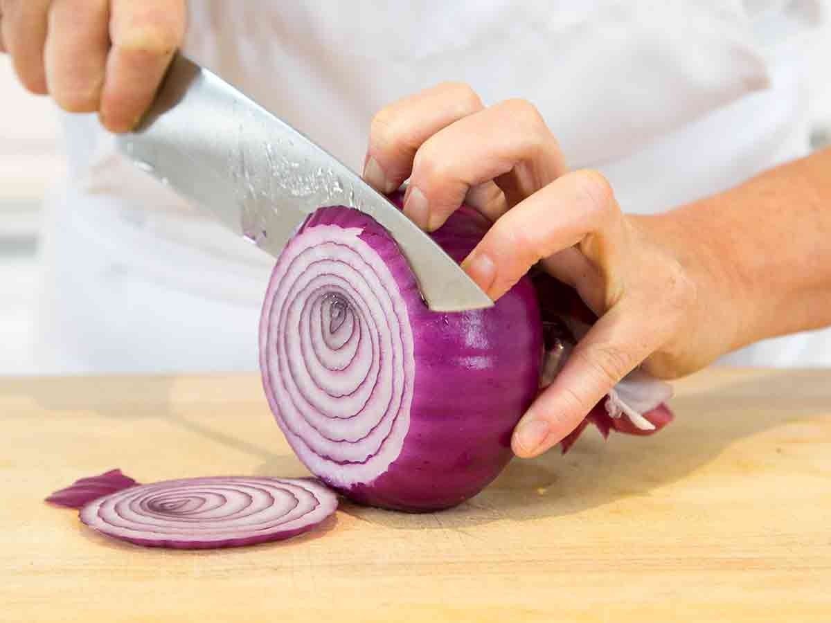 how-to-cut-red-onion-for-burgers