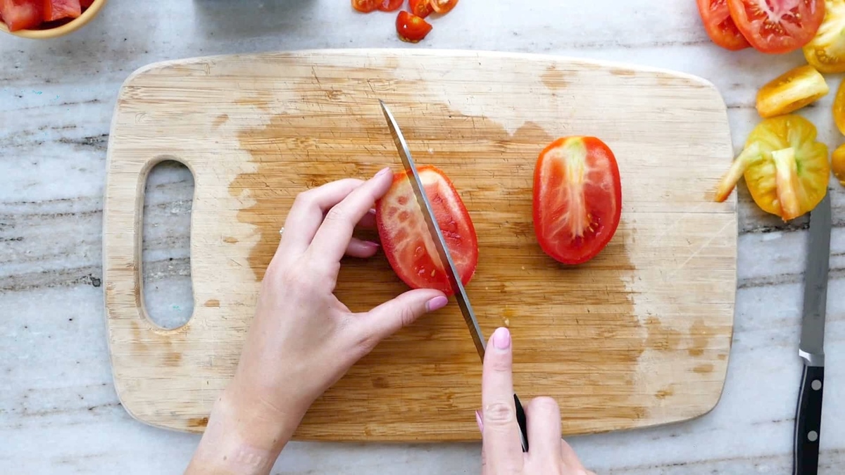 how-to-cut-roma-tomatoes-for-salad