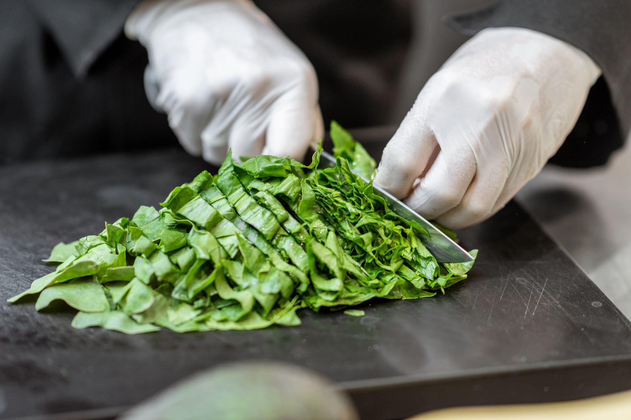 how-to-cut-spinach
