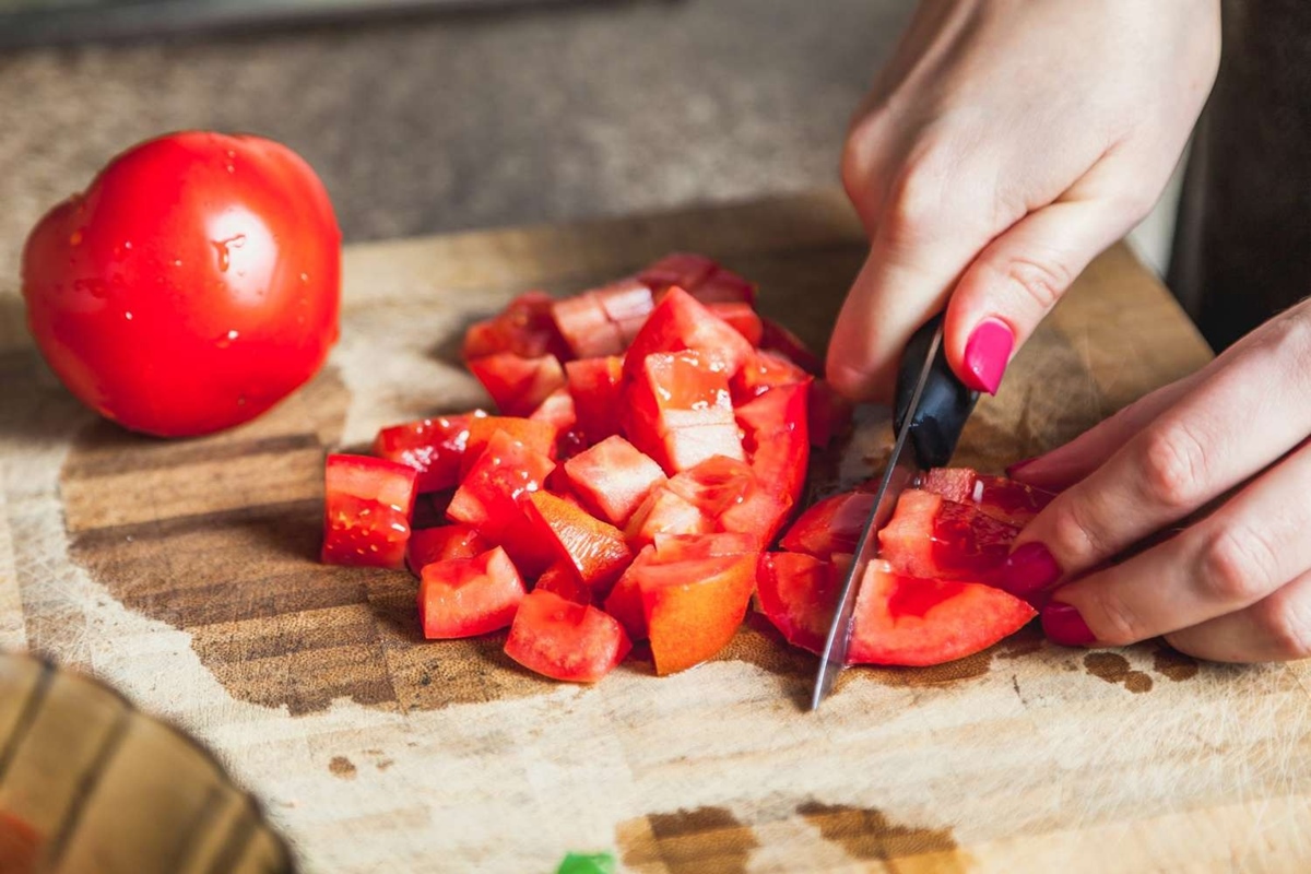how-to-cut-tomatoes-for-bruschetta