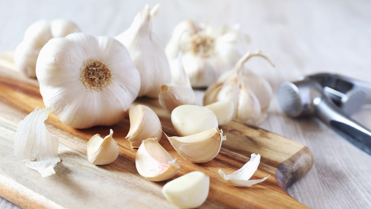 Should you remove the green germ from garlic?