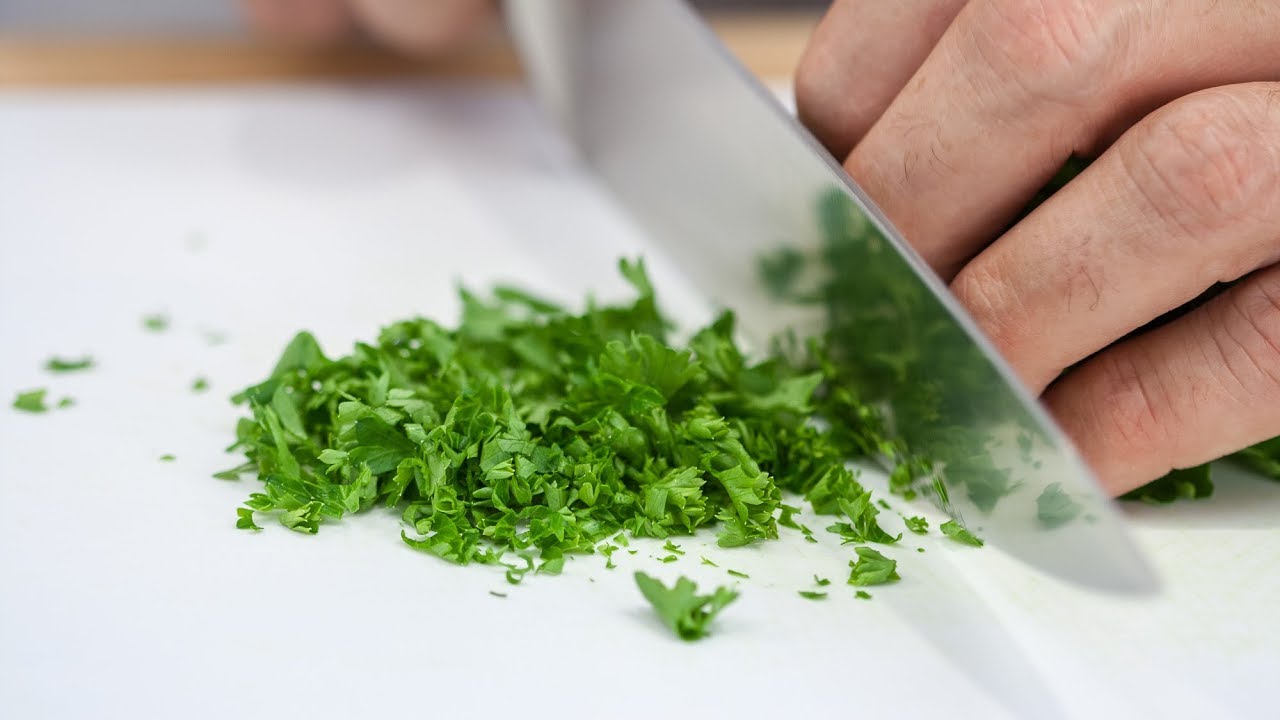 how-to-cut-up-fresh-parsley