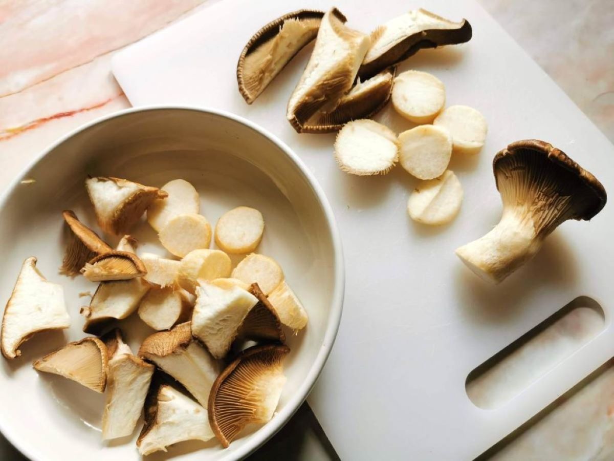 how-to-cut-up-oyster-mushrooms