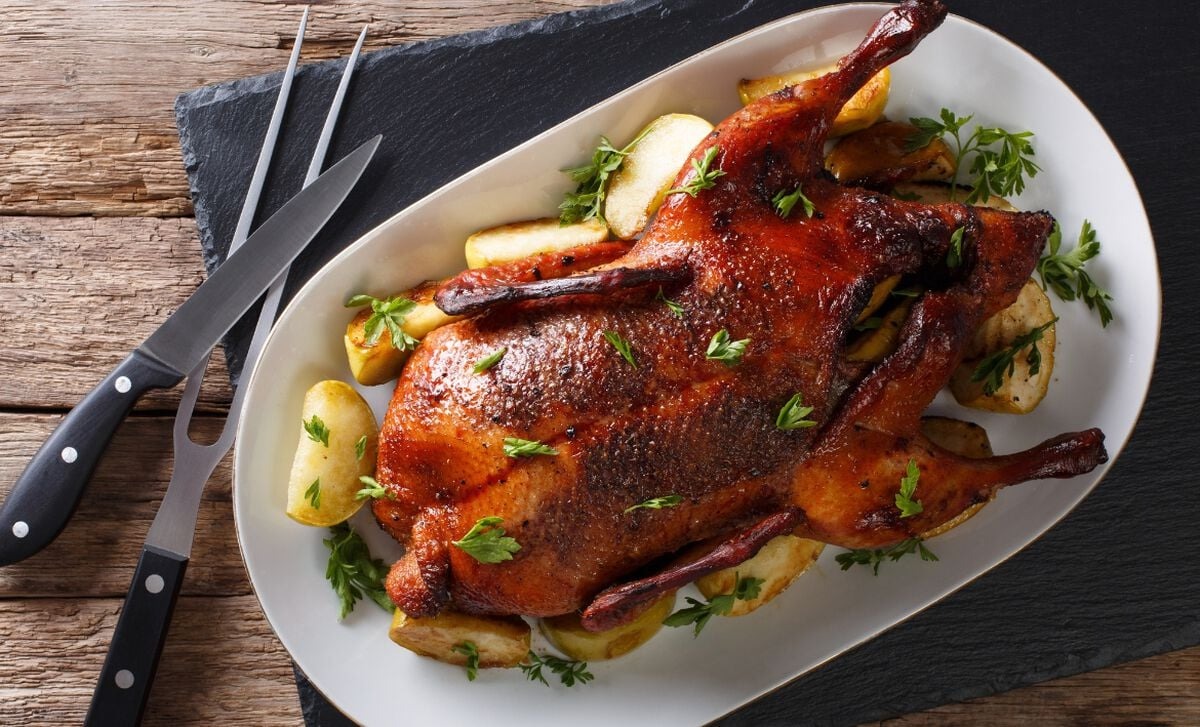 https://recipes.net/wp-content/uploads/2023/10/how-to-cut-whole-duck-1696637585.jpg