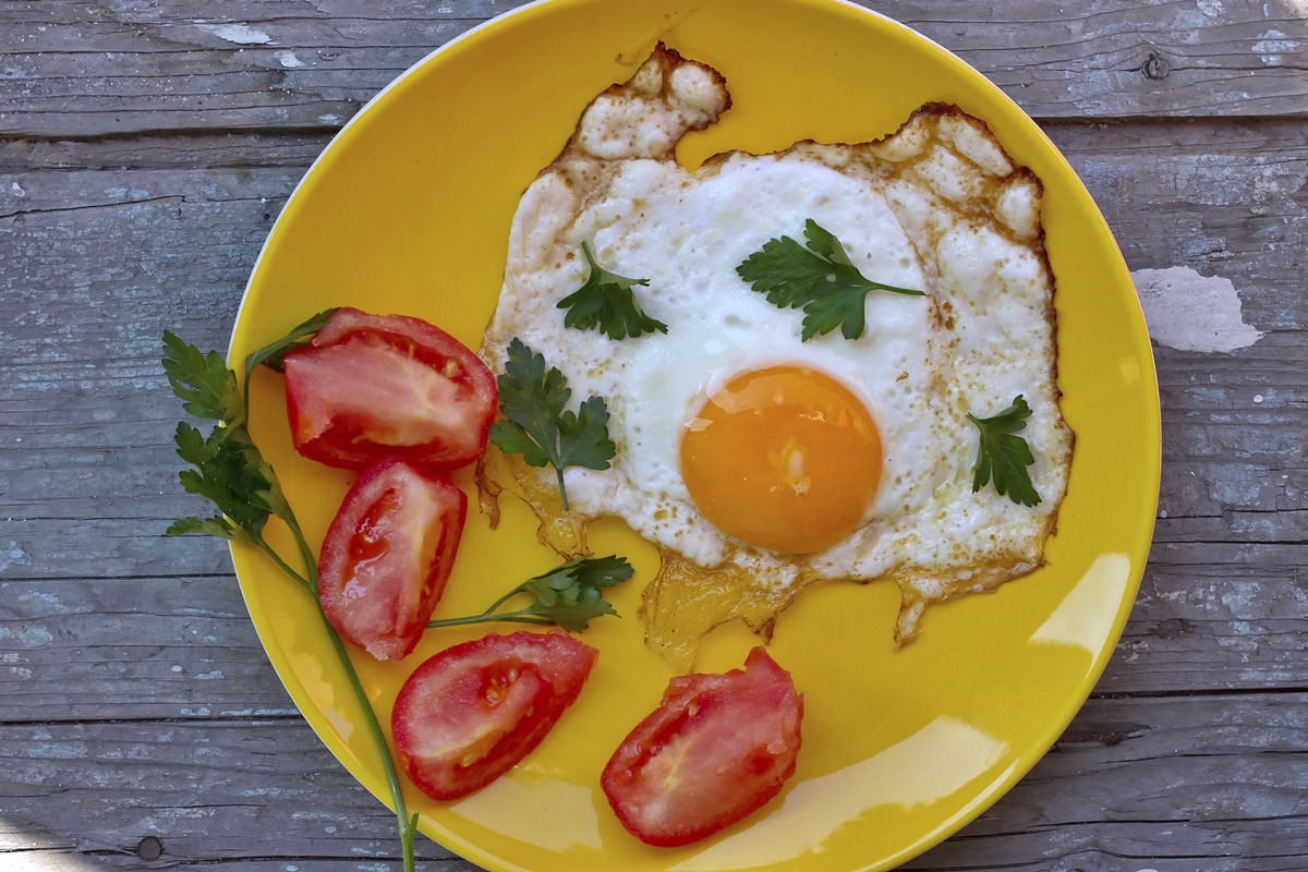 https://recipes.net/wp-content/uploads/2023/10/how-to-fry-an-egg-on-a-griddle-1696256864.jpg