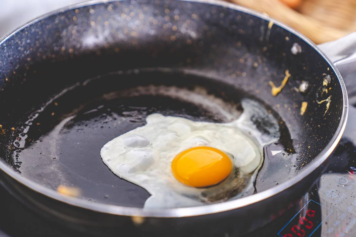 how-to-fry-an-egg-with-oil