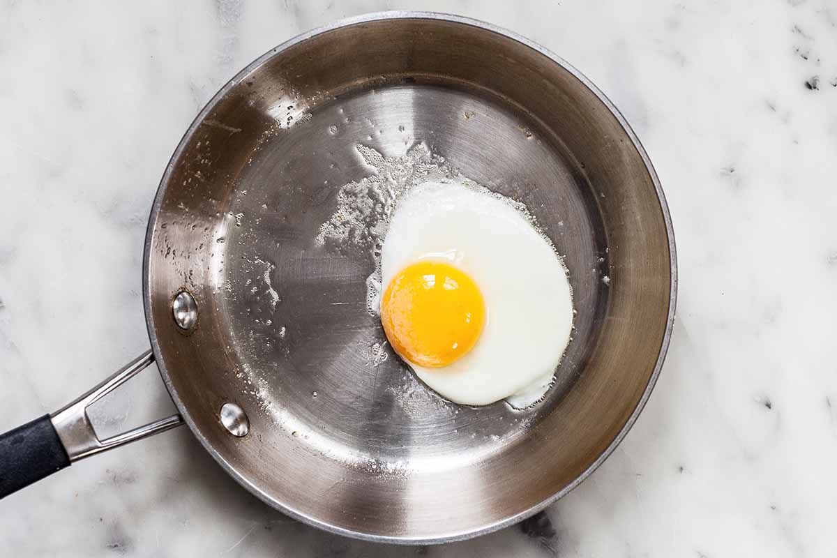 how-to-fry-an-egg-with-runny-yolk
