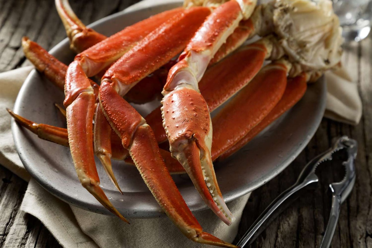 https://recipes.net/wp-content/uploads/2023/10/how-to-steam-crab-legs-without-a-steamer-basket-1696427047.jpg