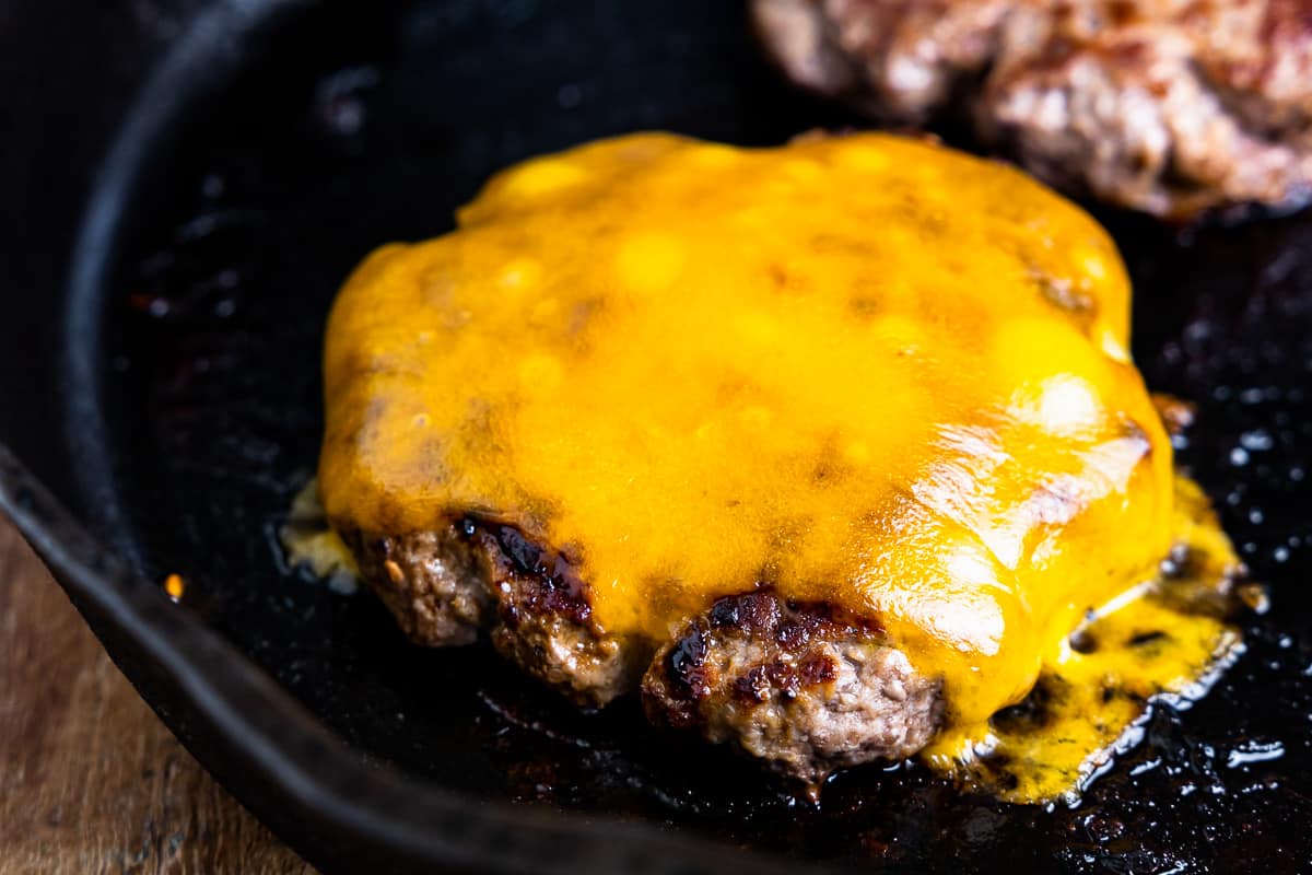 how-to-cook-a-hamburger-in-a-pan