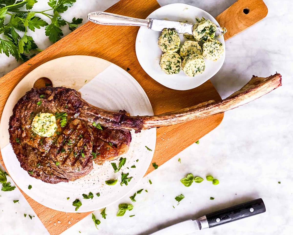 https://recipes.net/wp-content/uploads/2023/11/how-to-cook-a-tomahawk-steak-on-a-gas-grill-1700719926.jpg