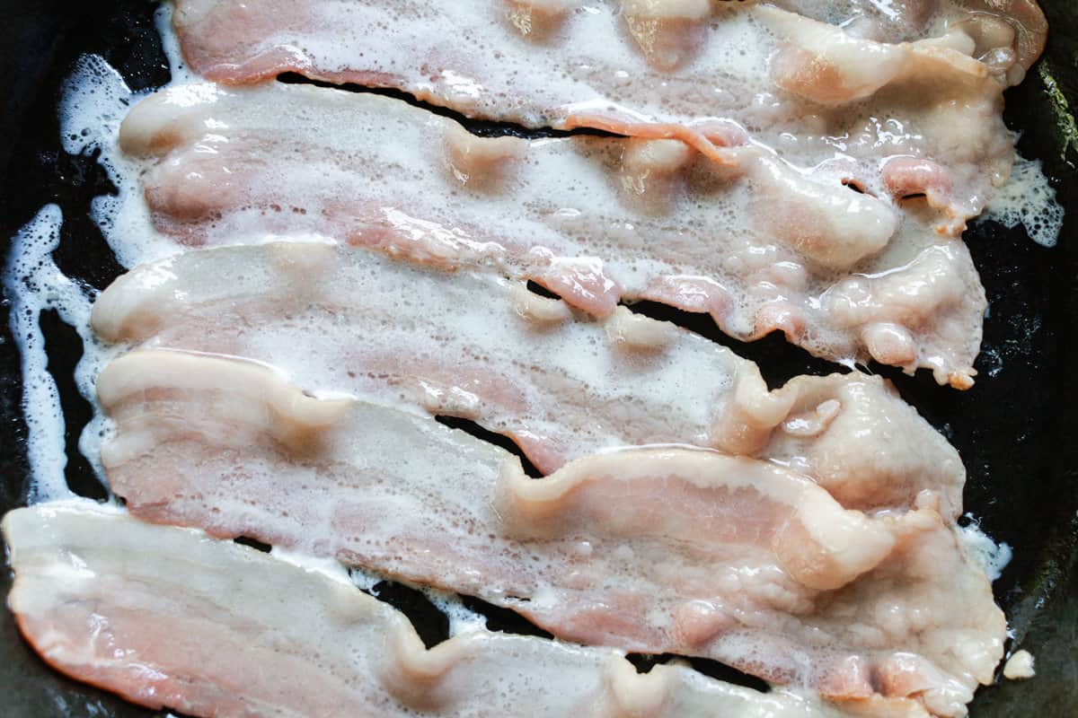 https://recipes.net/wp-content/uploads/2023/11/how-to-cook-bacon-in-cast-iron-pan-1699036522.jpg