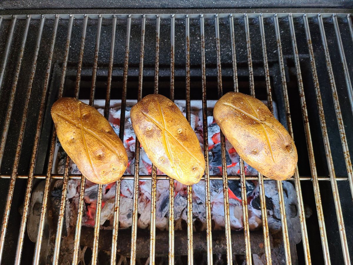 How To Cook Baked Potatoes On Grill - Recipes.net