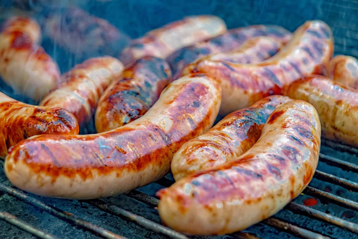 https://recipes.net/wp-content/uploads/2023/11/how-to-cook-brats-on-a-stove-1700398961.jpg
