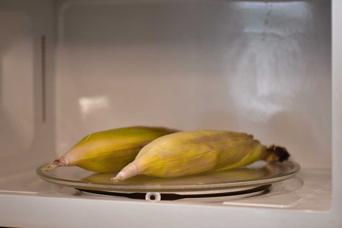 how-to-cook-corn-in-husk-in-microwave