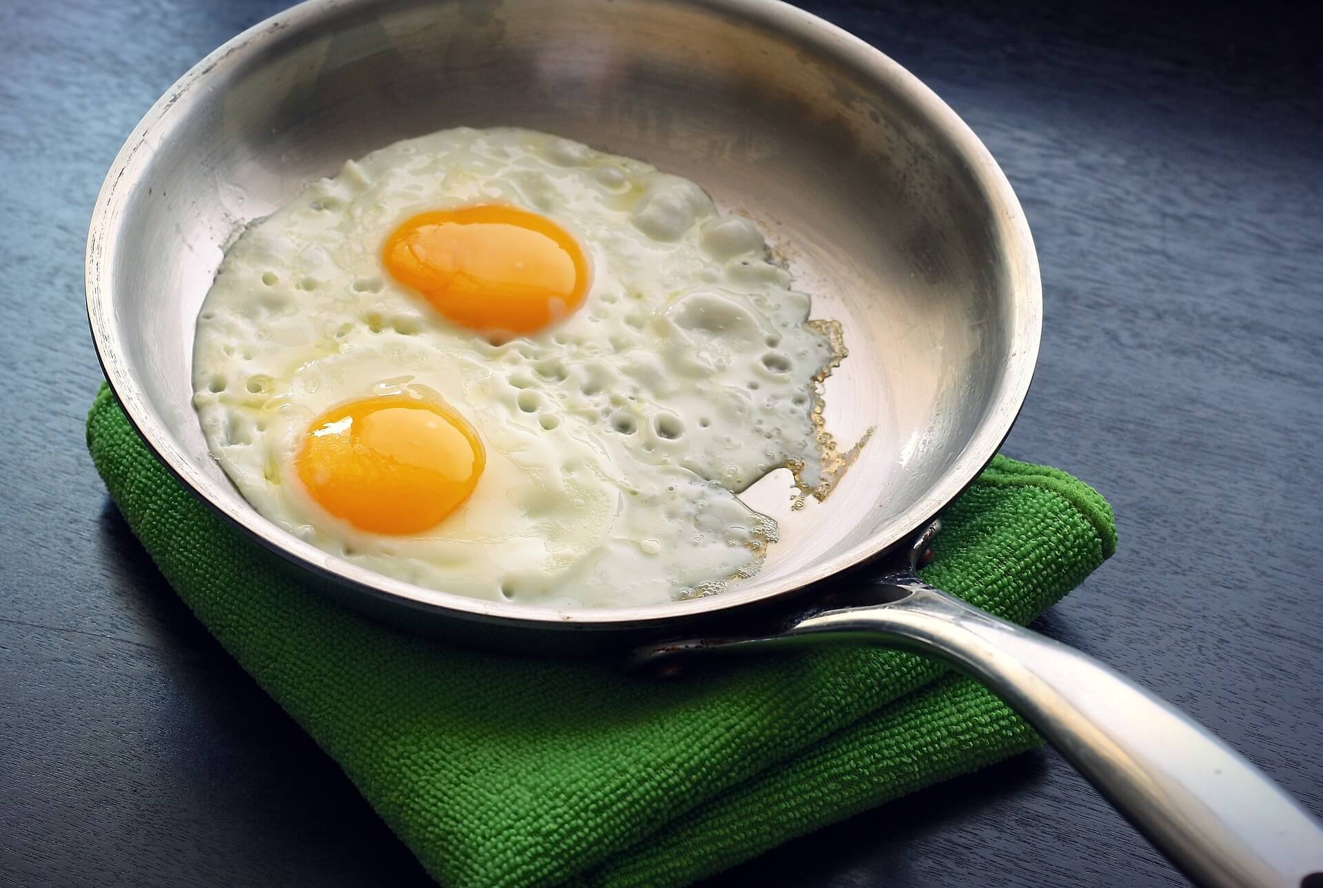 how-to-cook-egg-in-stainless-steel-pan