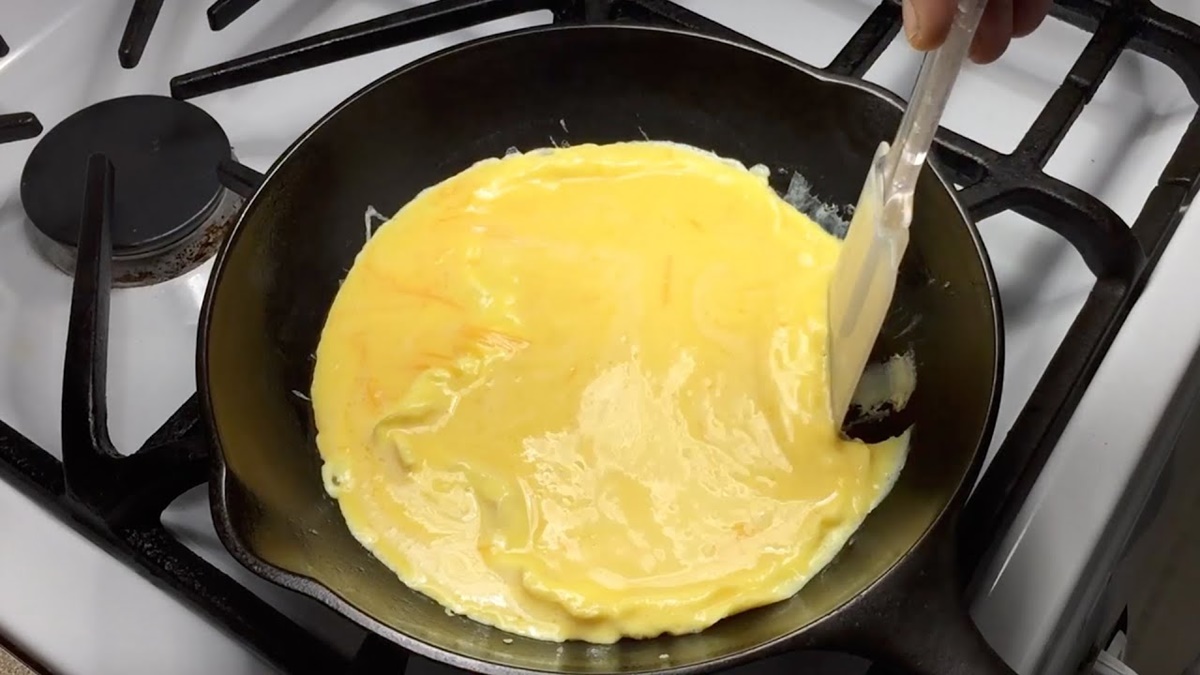 how-to-cook-eggs-in-a-cast-iron-skillet