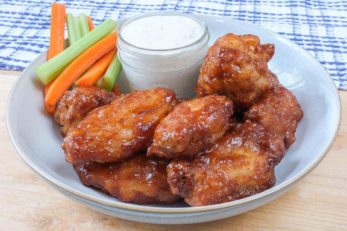 https://recipes.net/wp-content/uploads/2023/11/how-to-cook-frozen-breaded-chicken-wings-1698857210.jpg