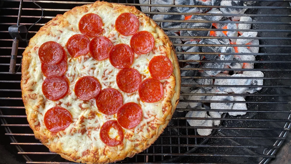 how-to-cook-frozen-pizza-on-grill