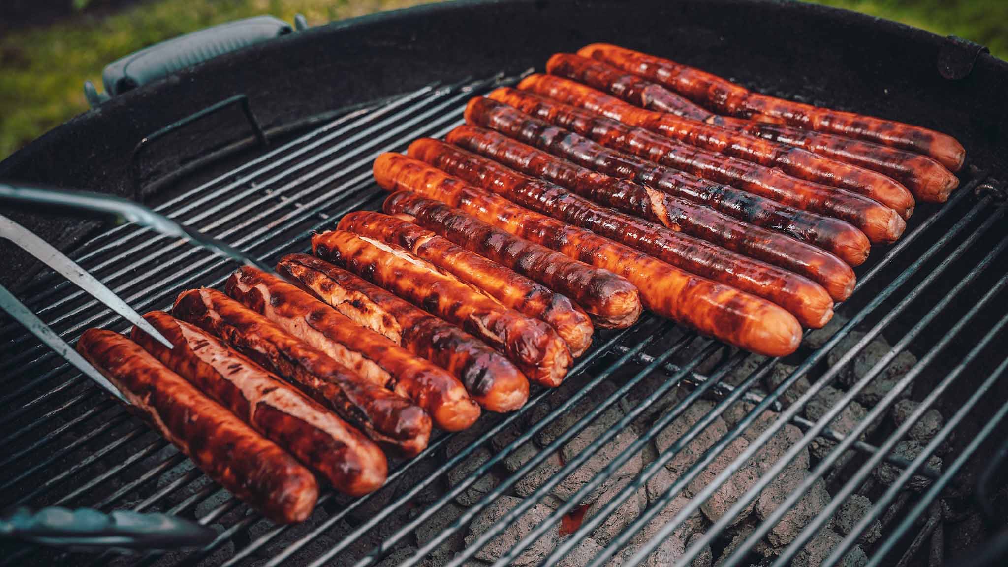 how-to-cook-hot-dogs-on-charcoal-grill