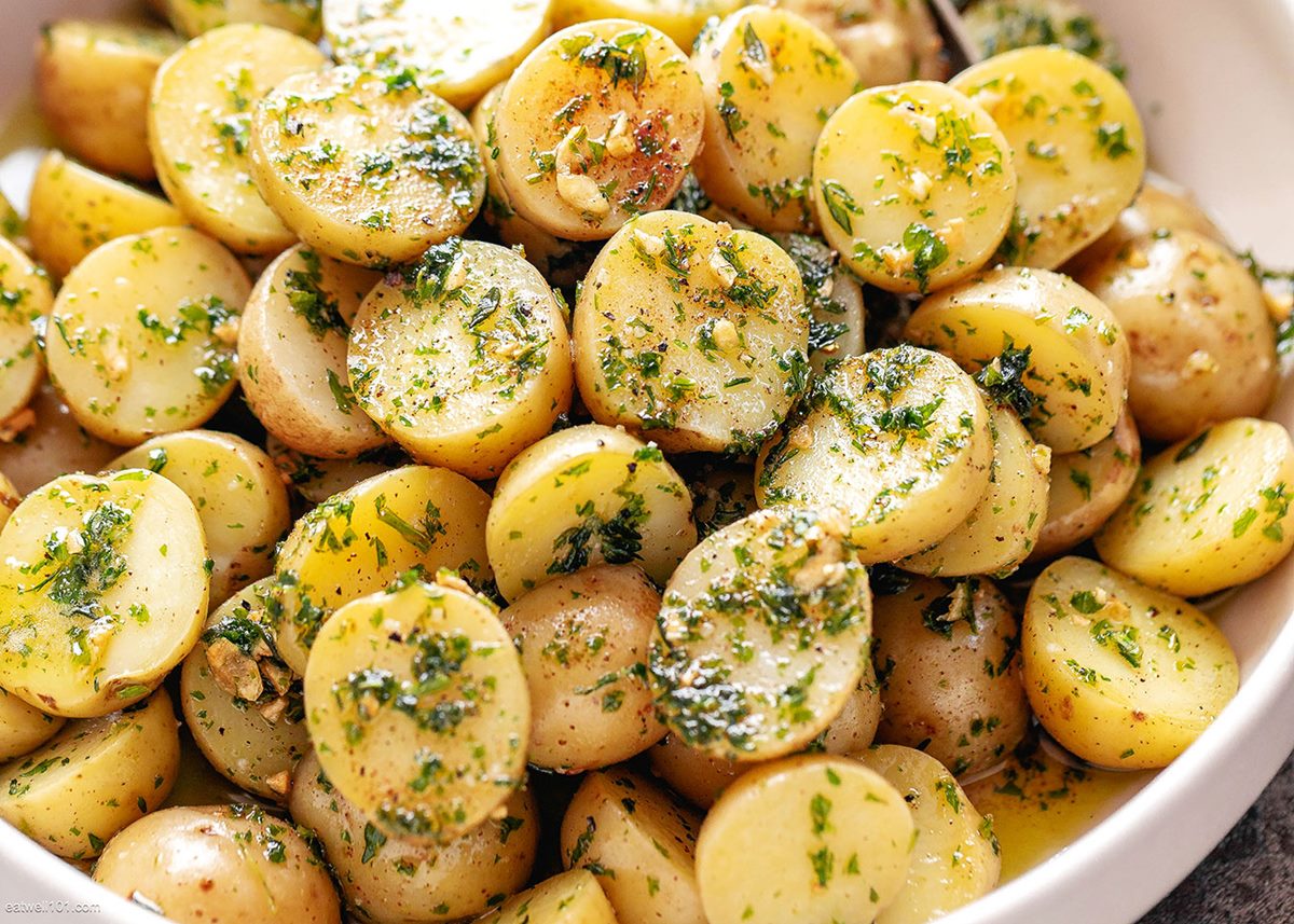 https://recipes.net/wp-content/uploads/2023/11/how-to-cook-little-potatos-1701189678.jpg