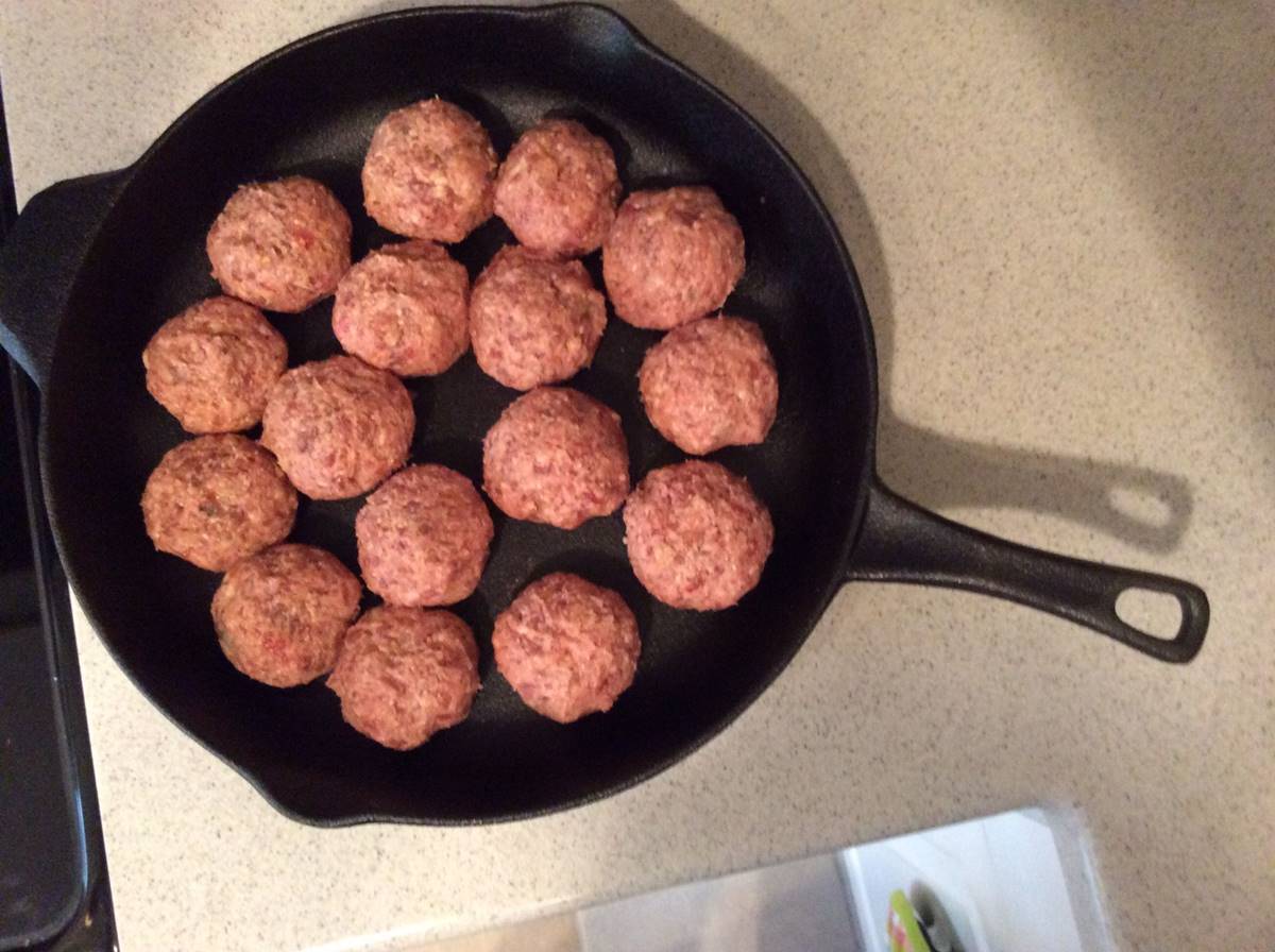 how-to-cook-meatballs-in-cast-iron-skillet