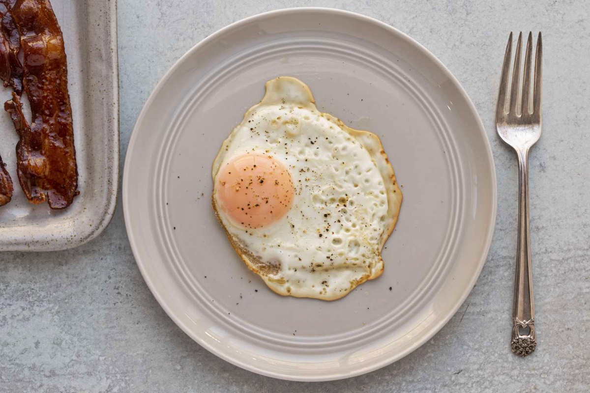 https://recipes.net/wp-content/uploads/2023/11/how-to-cook-perfect-fried-egg-1701342167.jpg