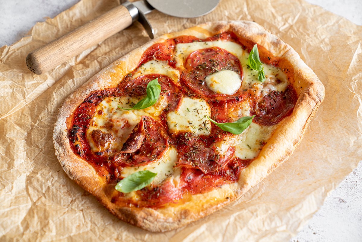 https://recipes.net/wp-content/uploads/2023/11/how-to-cook-pizza-in-ninja-air-fryer-1699420745.jpg