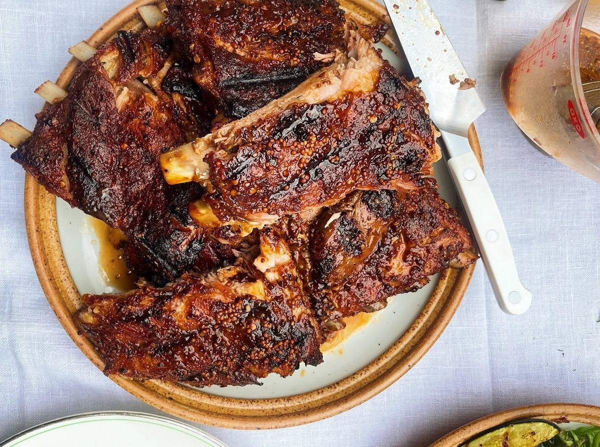 https://recipes.net/wp-content/uploads/2023/11/how-to-cook-ribs-on-a-blackstone-griddle-1699249550.jpg