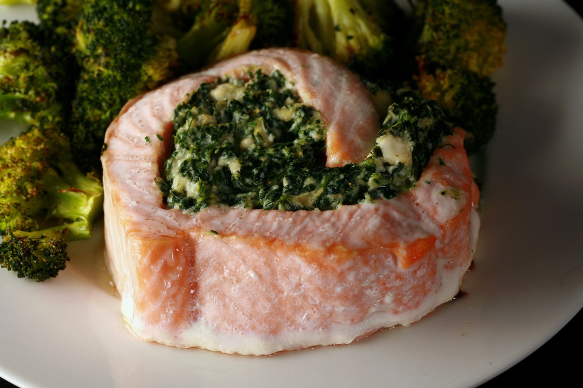 how-to-cook-salmon-pinwheels-stuffed-with-spinach-and-feta