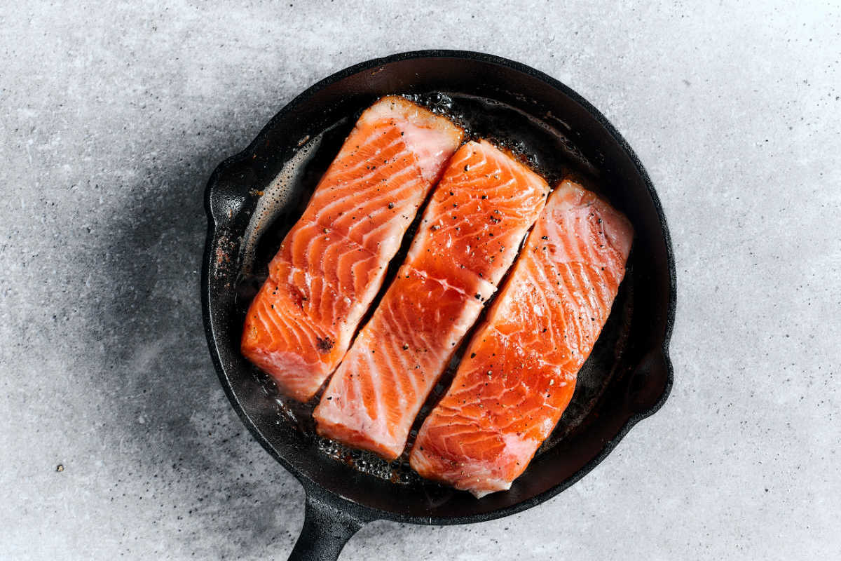 how-to-cook-salmon-steaks-in-cast-iron-skillet