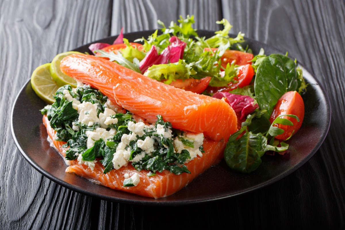 how-to-cook-salmon-stuffed-with-spinach-and-feta-cheese
