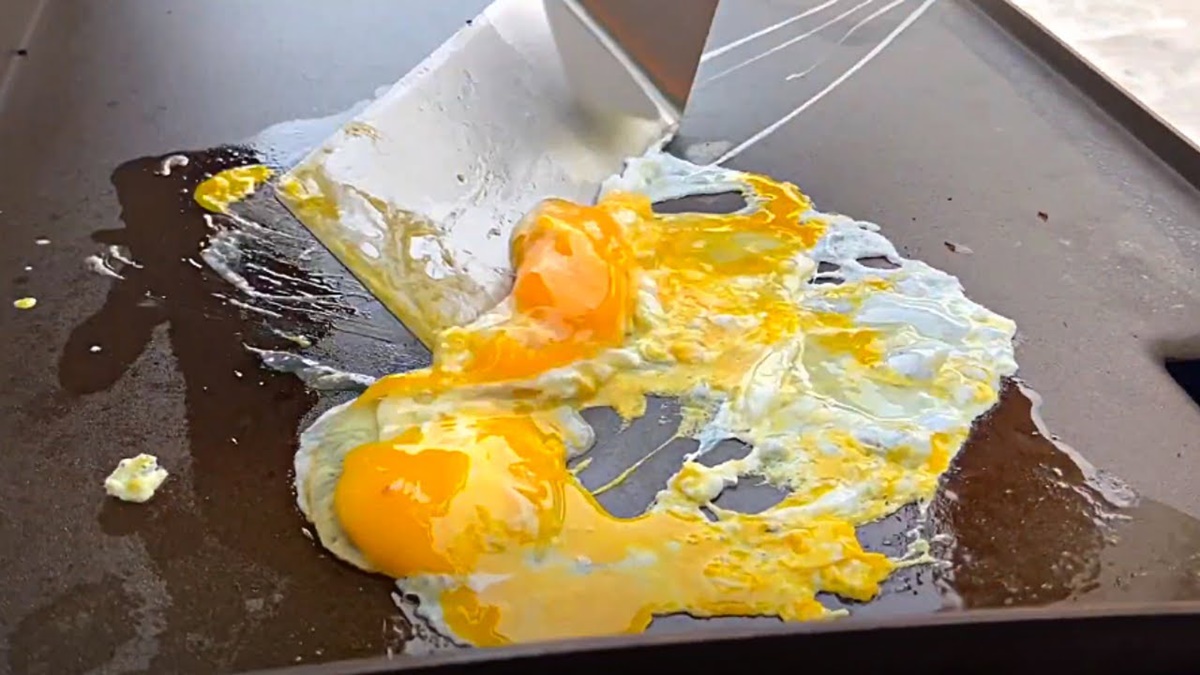 how-to-cook-scrambled-eggs-on-a-flat-top-grill