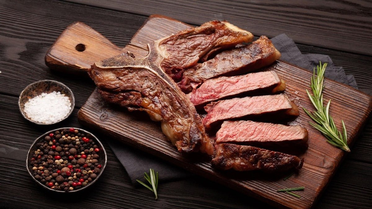 https://recipes.net/wp-content/uploads/2023/11/how-to-cook-t-bone-steak-on-blackstone-griddle-1698995664.jpg