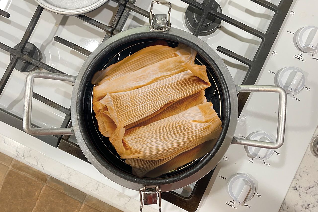 https://recipes.net/wp-content/uploads/2023/11/how-to-cook-tamales-in-a-steamer-1700041204.jpg