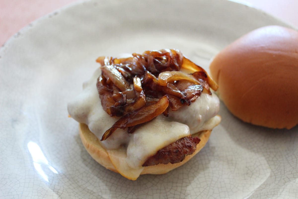 how-to-caramelize-an-onion-for-burgers